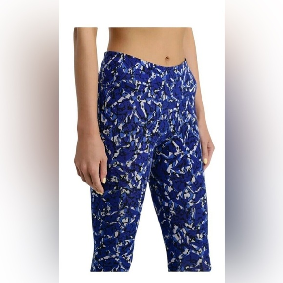 Nike Women’s Legend 2.0 Dri-FIT Blue Quake Print Capri Leggings - Picture 2 of 7